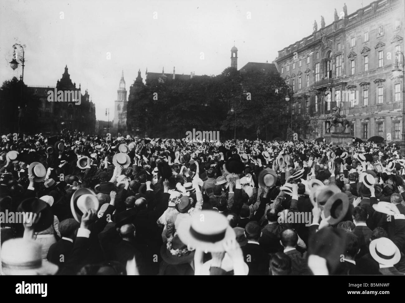 8 1914 8 1 A3 10 E Kaiser Wilhelm Outbreak der Krieg 1914 Weltkrieg Mobilisierung am 31. Juli 1914 in Berlin Menschenmassen vor der Stockfoto