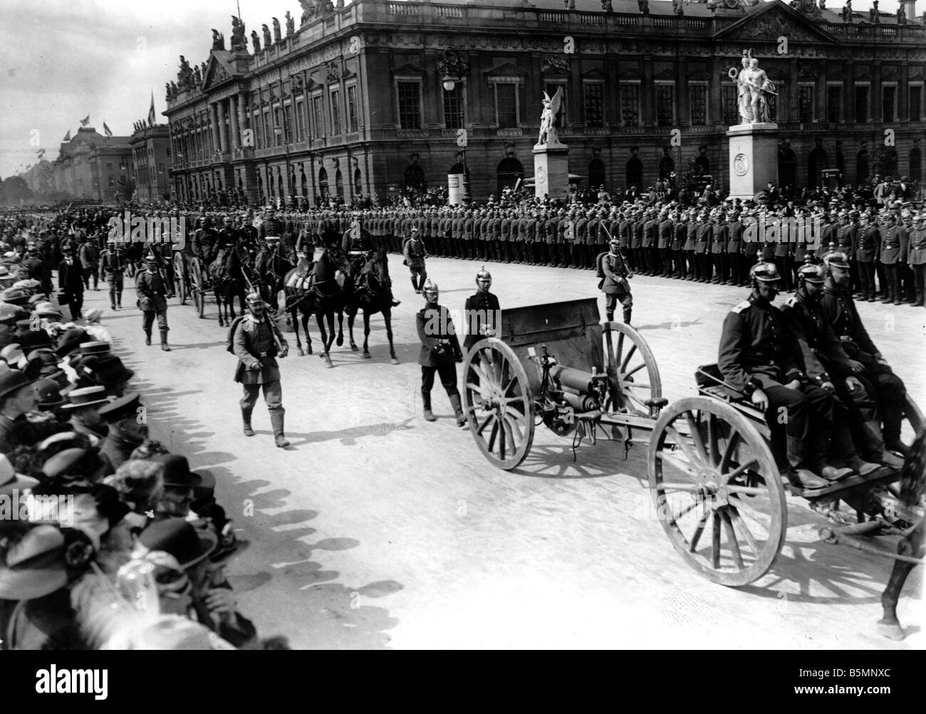 8 1914 9 2 A1 1 E WWI Parade auf dem Zeughaus verdirbt des Krieges Weltkrieg Parade der Truppen mit Präsentation von Kriegstrophäen und Bo Stockfoto