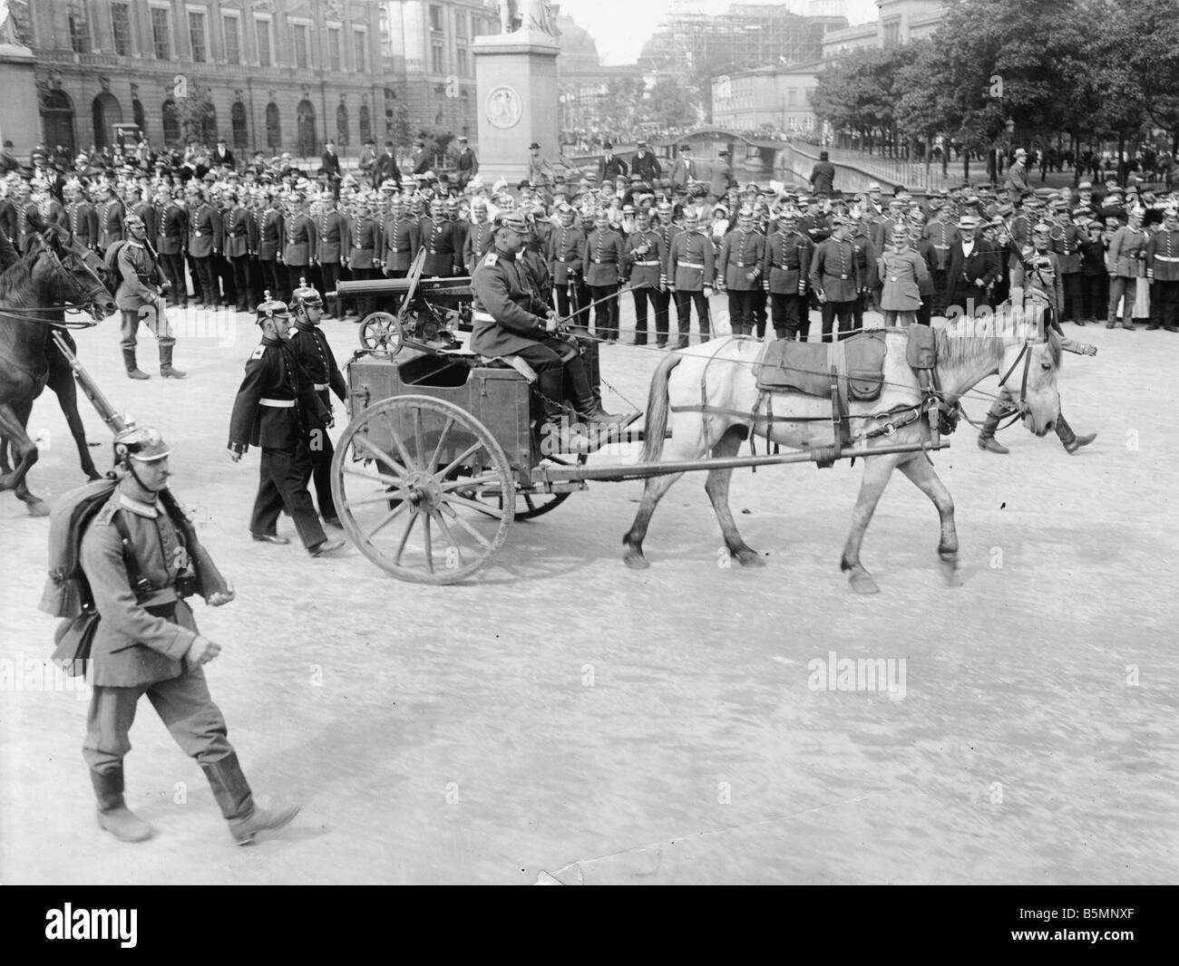 8 1914 9 2 A1 russischen Warenkorb Pistole Berlin 1914 Weltkrieg 1914-18 Berlin Truppe parade mit Präsentation von Kriegstrophäen und Beute Stockfoto