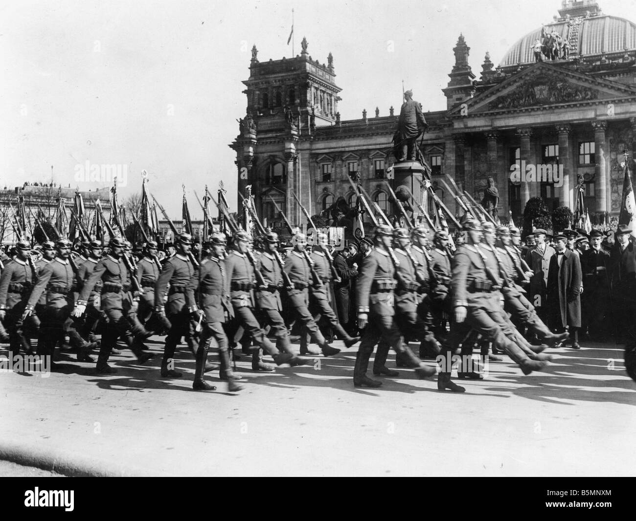 8 1915 4 1 A1-100. Geburtstag von Bismarck Parade Berlin Deutschland 1. April 1915 Feierlichkeiten zum 100. Jahrestag der Geburt Stockfoto