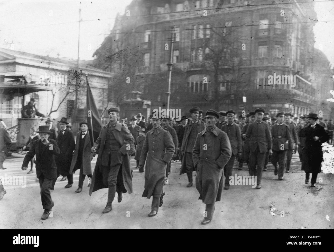8 1918 11 0 A1 Soldaten im Potsdamer Platz 1918 Berlin Revolution 1918 19 Soldaten marschieren am Potsdamer Platz an der Ecke Stockfoto