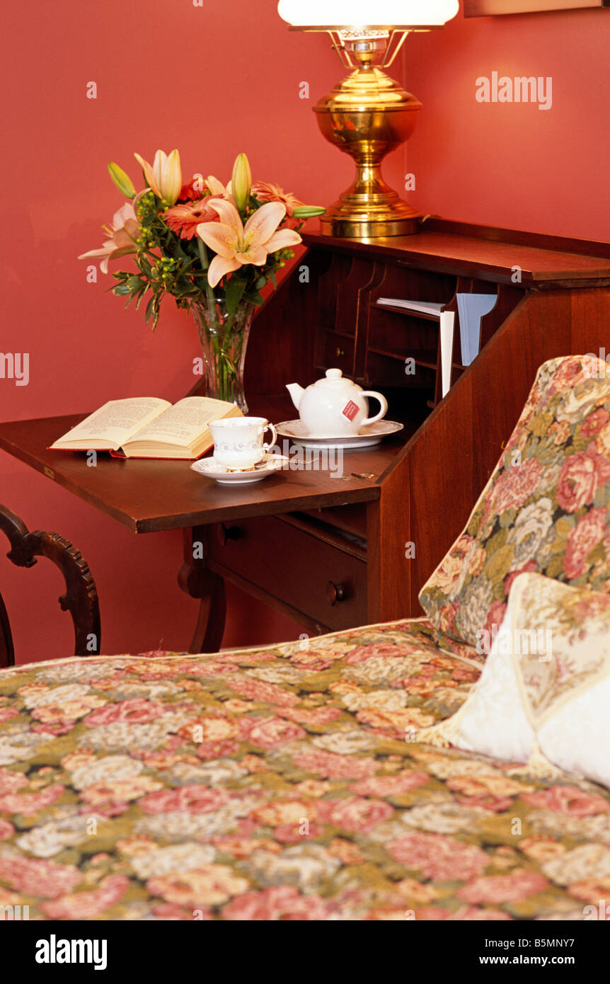 Inn am Bett Schreibtisch mit Tee-service Stockfoto