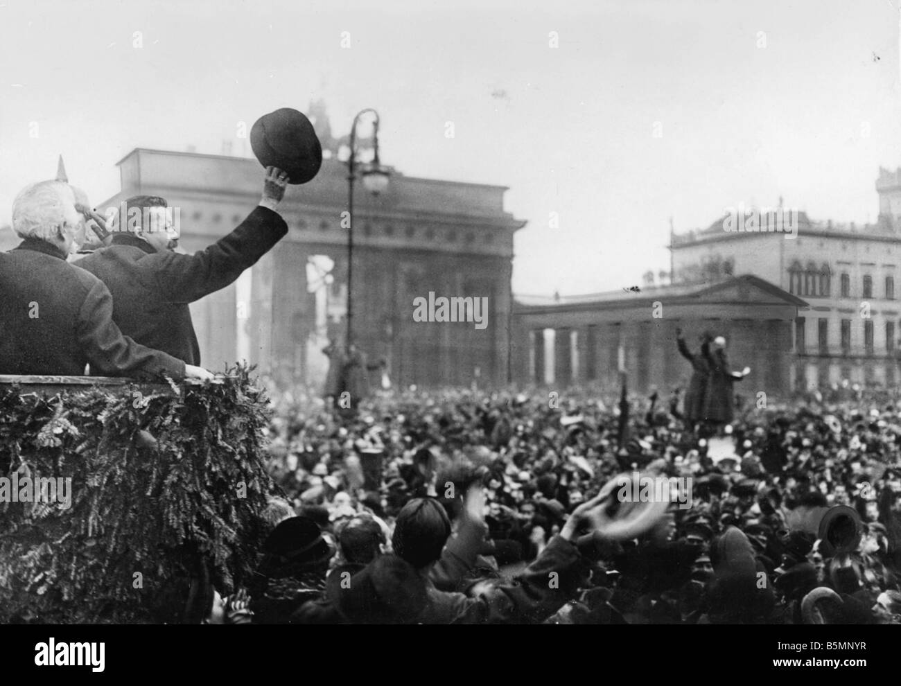 8 1918 12 0 A1 F Ebert begrüßt Soldaten Berlin 1918 Berlin Dezember 1918 Vorsitzender des Council of People s Vertreter Stockfoto