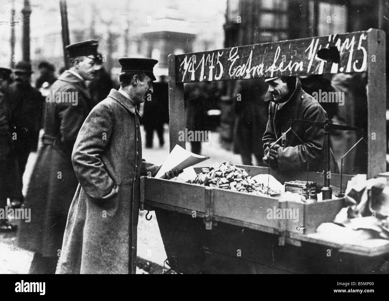 8 1918 12 0 A4 Soldat verkauft Christmas Cookies 1918 Berlin Ende des Krieges und der Revolution 1918 19 Soldaten verkauft Weihnachtsplätzchen Stockfoto