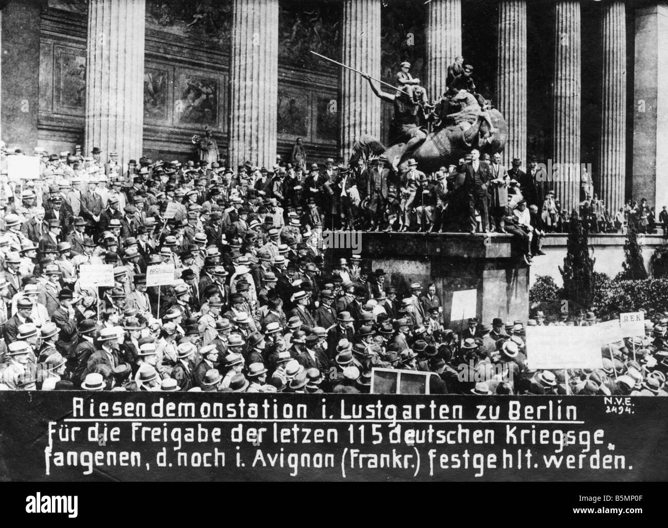 8 1919 0 0 A2-Demonstration für Kriegsgefangene Berlin 1919 Ende des ersten Weltkrieges Berlin 1919 Demonstration in den Lustgarten für die Freigabe Stockfoto