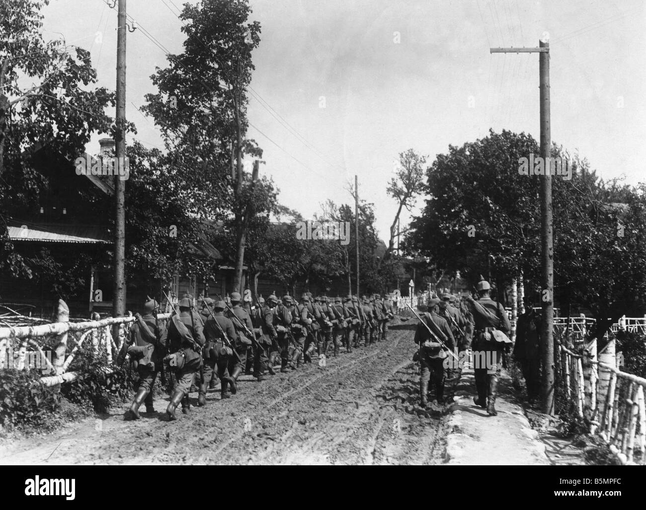 Östliche Frontseite Infanterie Marching Foto Weltkrieg Ostfront deutsche Infanterie Truppen marschieren Foto 1915 Otto Haeckel Stockfoto