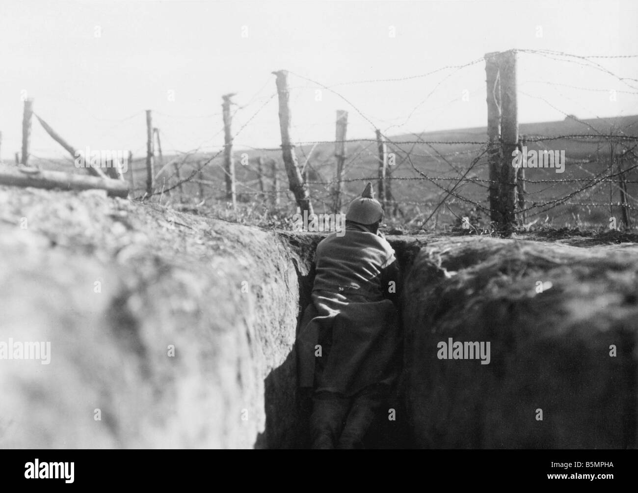 Deutscher Soldat im Graben östlichen Front Geschichte Weltkrieg ein Eastern Front A deutscher positionieren, an der galizischen Front Foto-1916 Stockfoto