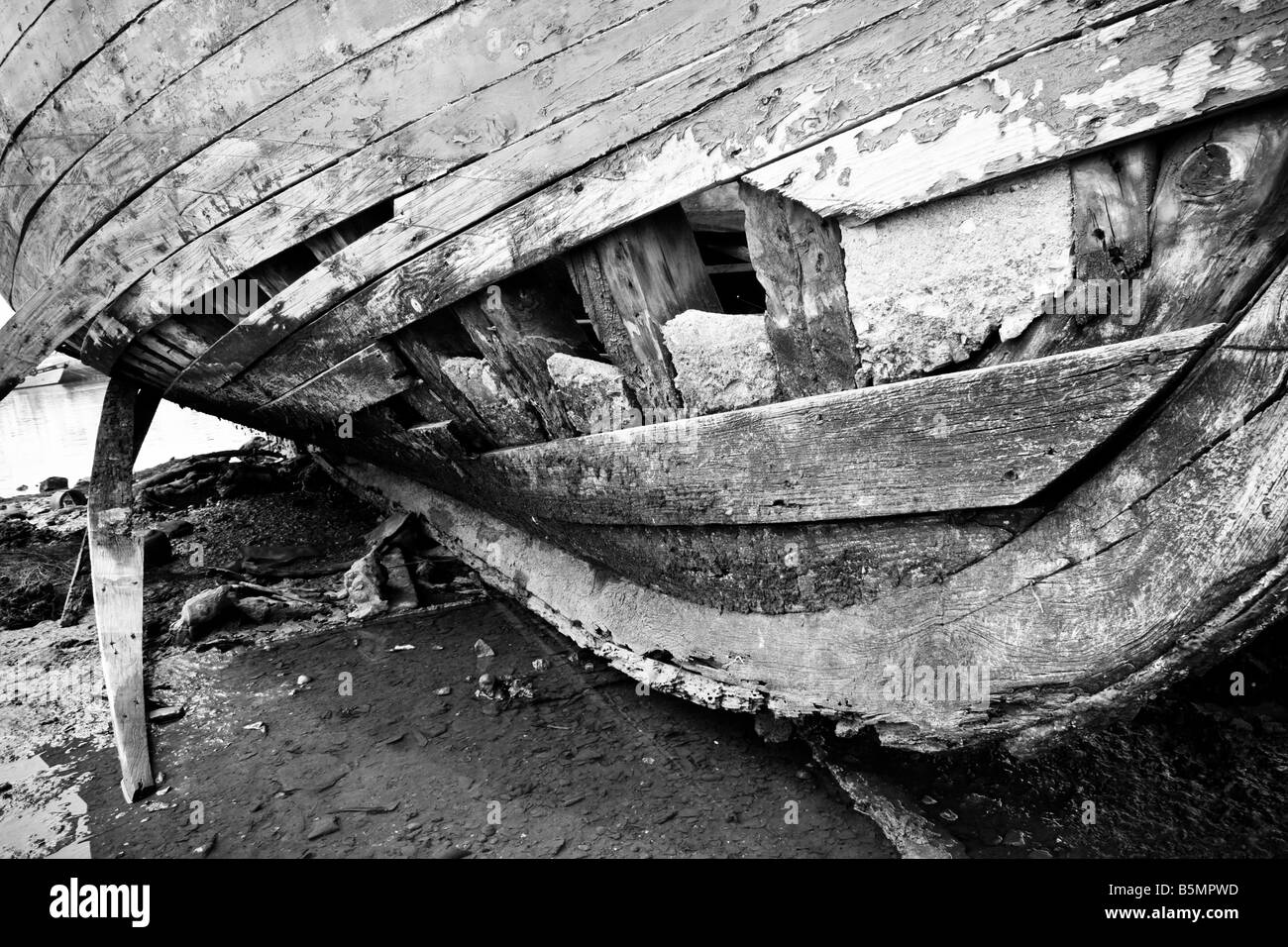 Kiel ein run aground Holzschiff Stockfoto