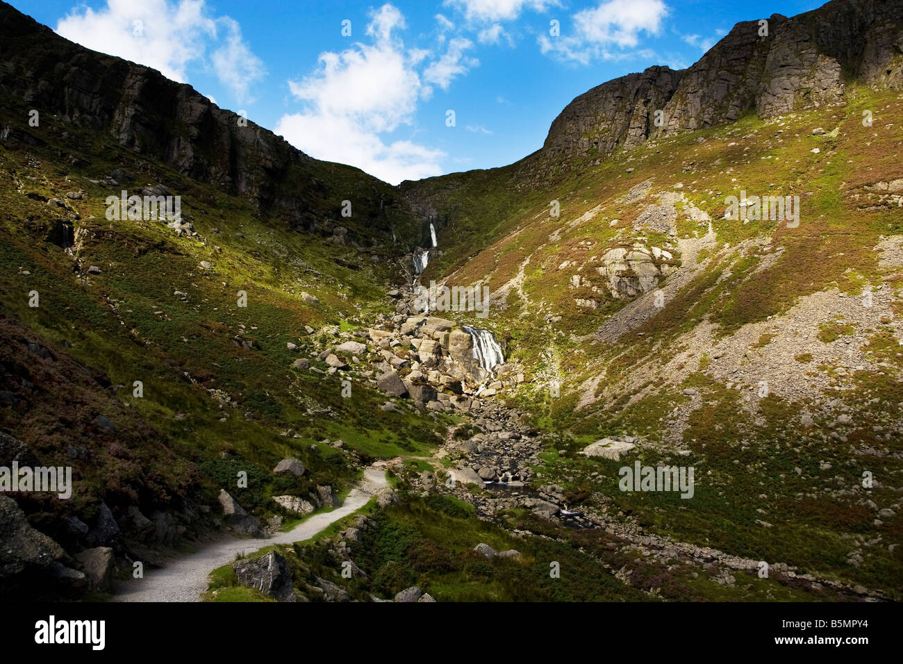 Sunbursts fallen auf die Mahon Falls, Comeragh Mountains, Grafschaft Waterford, Irland Stockfoto