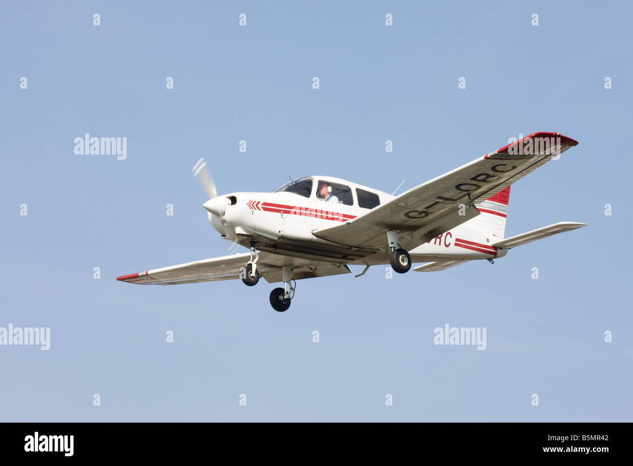 Piper PA-28-161 Cadet G-LORC im Endanflug auf Sandtoft Flugplatz landen Stockfoto