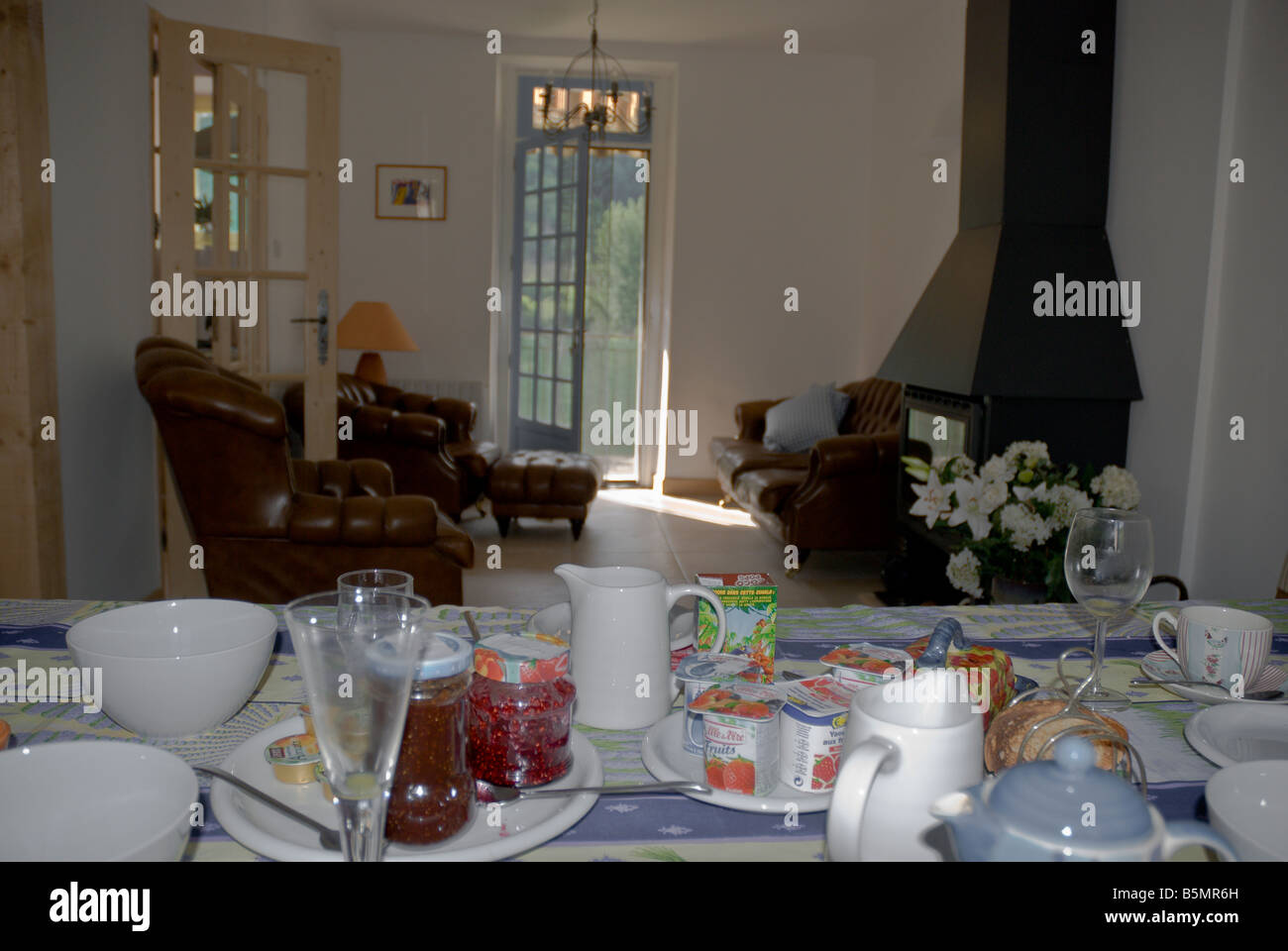 Frühstück, Einstellung bei "Des Künstlers unikales" Bed &amp; Breakfast in Les Vignes, Gorges du Tarn, Lozere, Languedoc-Roussillon, Frankreich Stockfoto