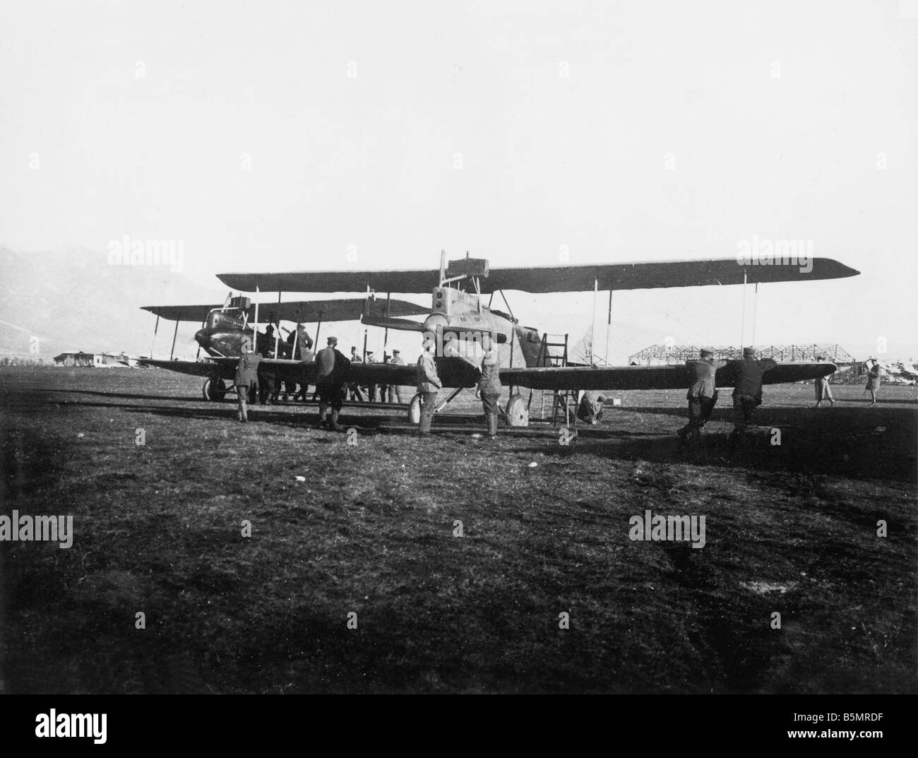 9 1917 11 13 A1 E deutsche Luftwaffe in Aviano 1917 Erster Weltkrieg 1914 1918 deutsche und österreichische Relief Anschläge in Italien Isonco B Stockfoto