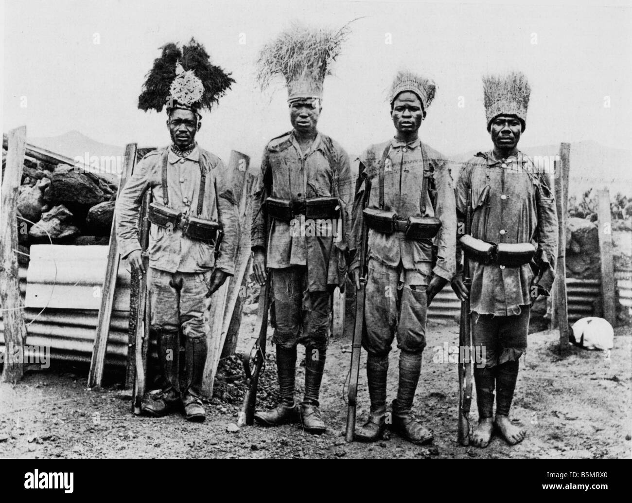 9AF 1915 7 15 A1 Askari Patrouille meldet zurück 1. Weltkrieg Krieg in den Kolonien Deutsch-Ostafrika, jetzt Tansania An Askari patrouillieren Rep Stockfoto