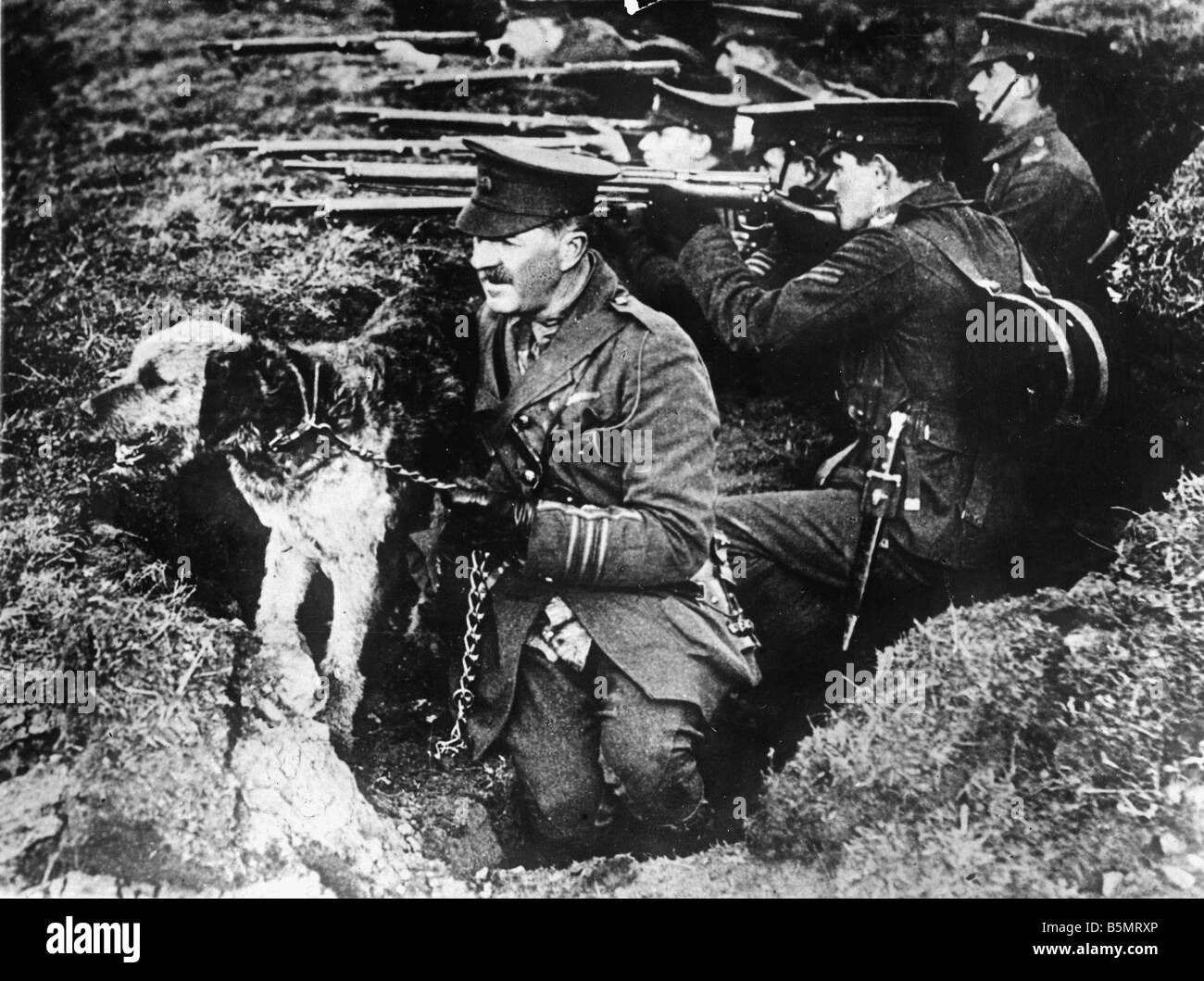 9EN 1914 0 0 A1 E englische Truppen in einem Graben WWI Weltkrieg eine englische Infanterie in einem Graben im Vordergrund Major Richardson w Stockfoto