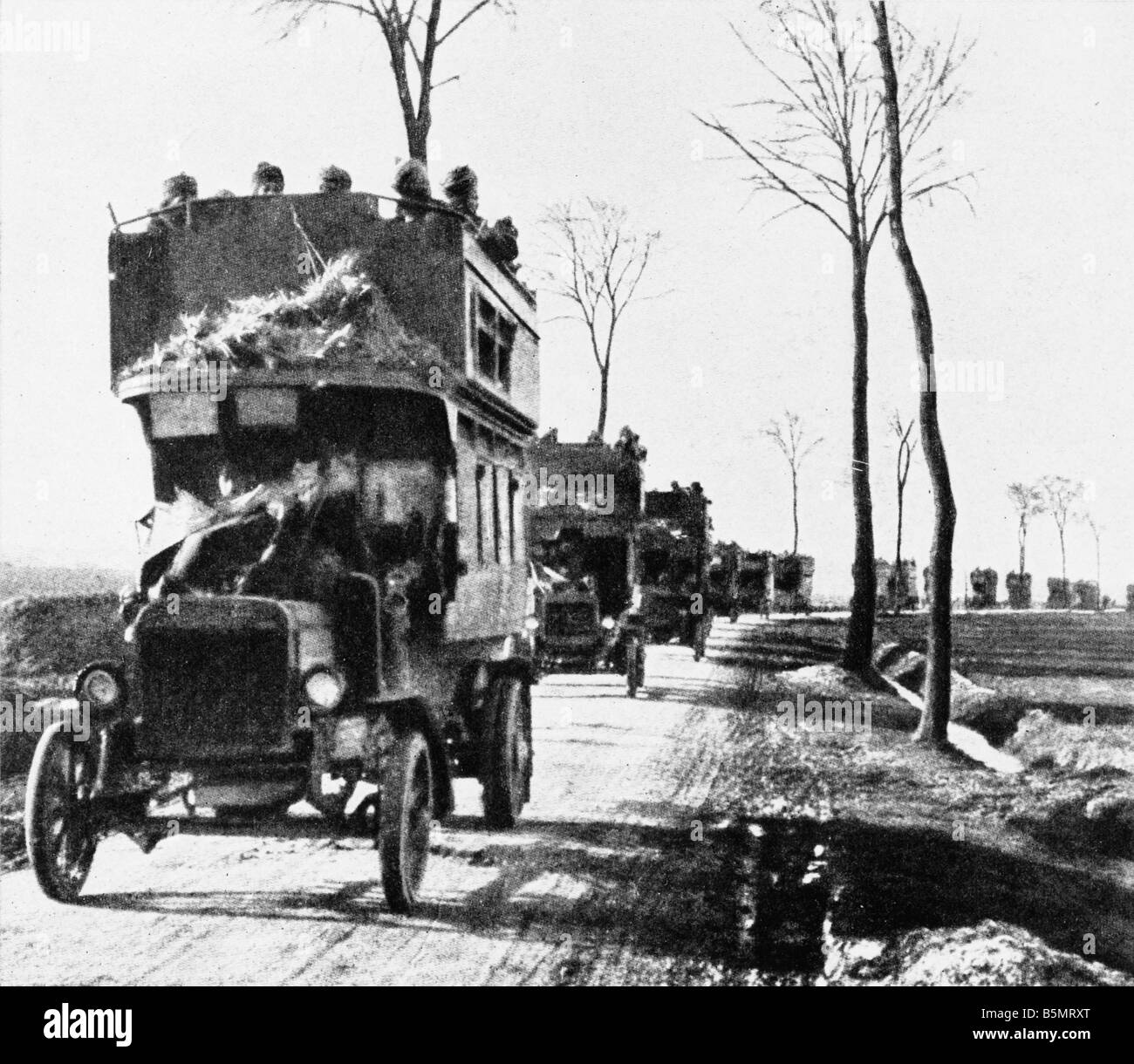 9EN 1914 0 0 A2 1 E WWI Londoner Busse an der Vorderseite britische Geschichte 1914-18 Weltkrieg London Busse Transport indischen Truppen nach th Stockfoto