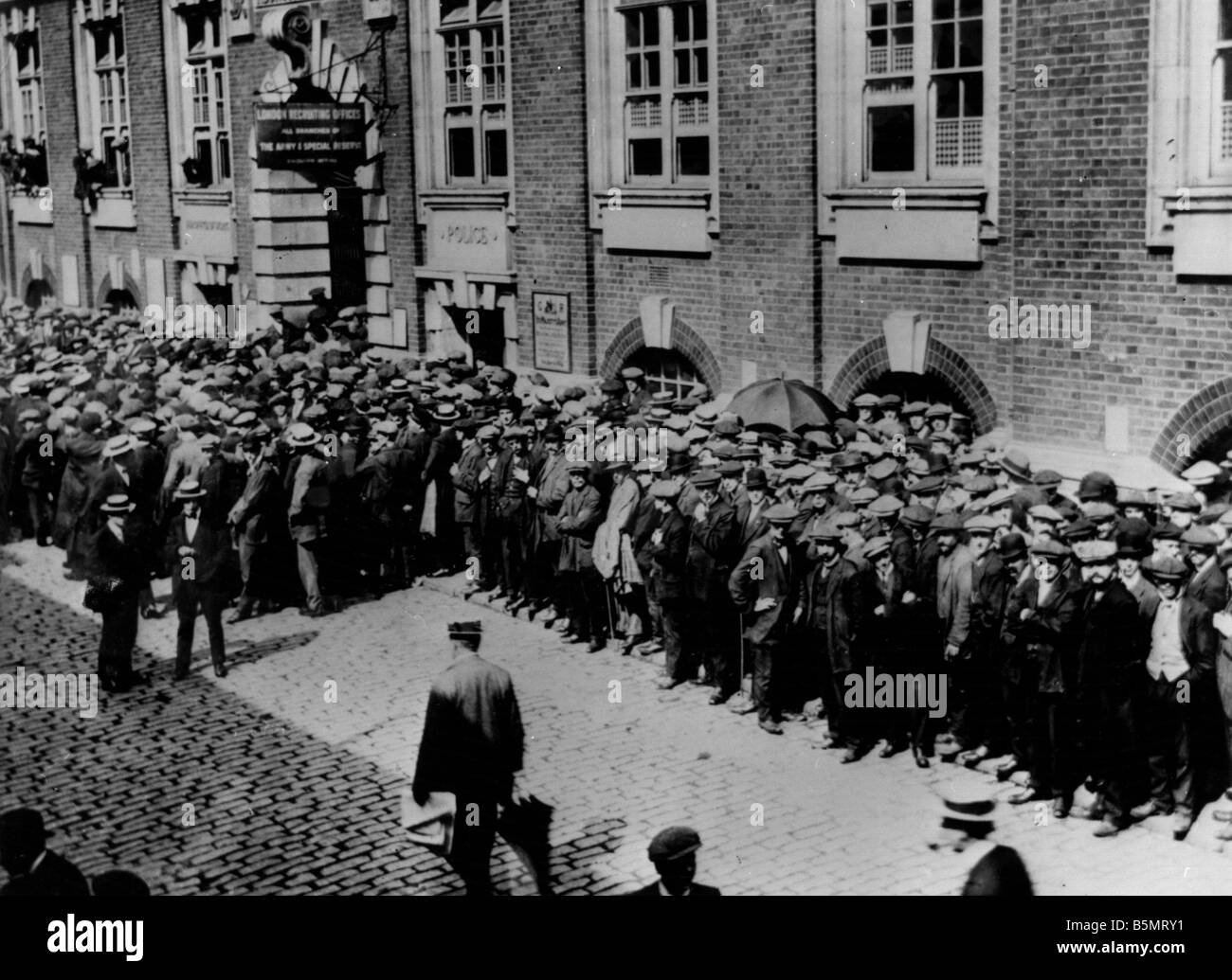 9EN 1914 8 4 A1 1 E Mobilisierung in London 1914 Foto Weltkrieg Großbritannien Eintritt in den Krieg am 4. August 1914 nach der Ge Stockfoto