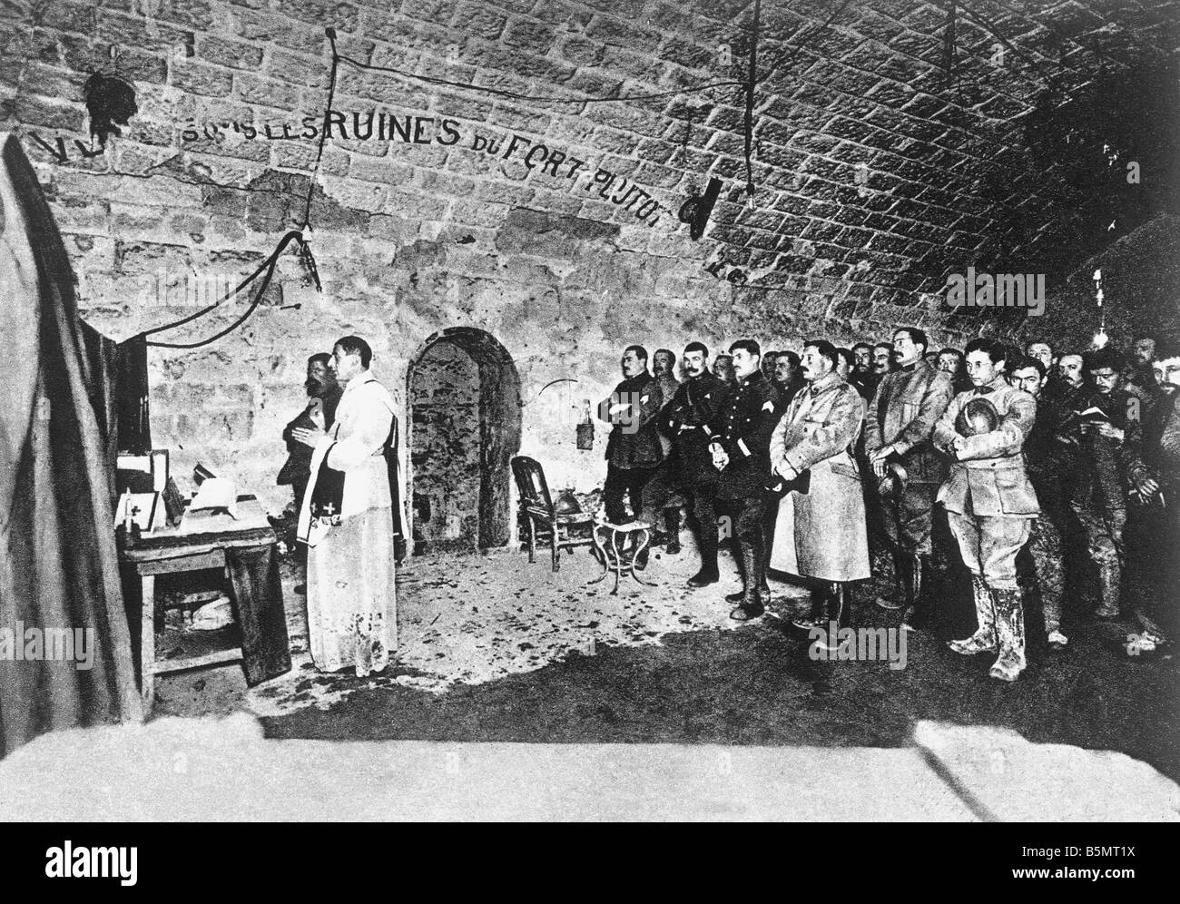 9FK 1916-12-24 A1 E Weihnachtsmesse in der Nähe von Verdun 1916 Welt Krieg ich Frankreich Schlacht von Verdun Weihnachtsmesse von Abt Trentesaux gehalten Stockfoto