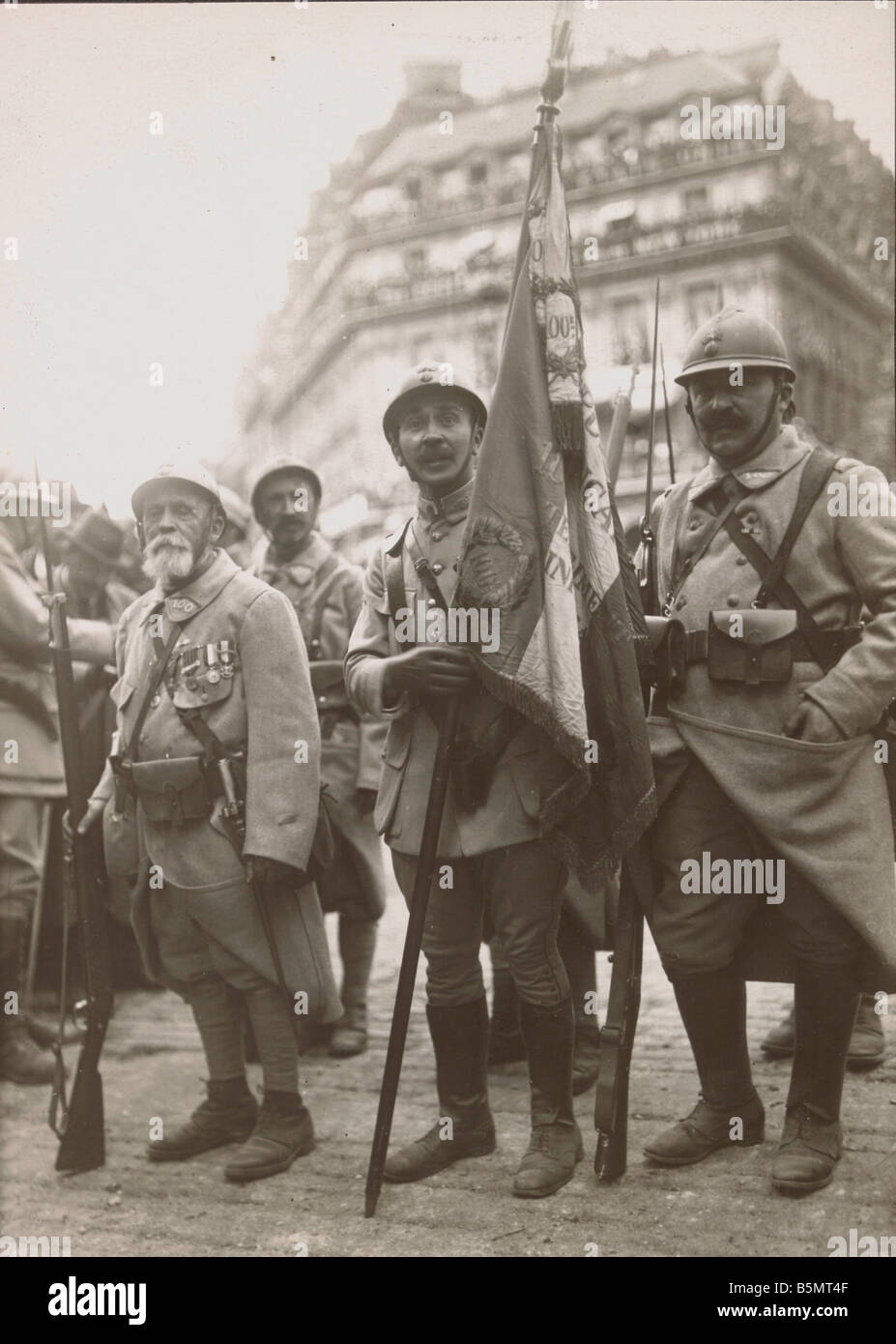 9FK 1919 7 14 A1 20 Sieg Cel Paris 14 7 1919 Fahnen Paris 14. Juli 1919 verbündet Siegesfeiern für Ende März WWI Stockfoto
