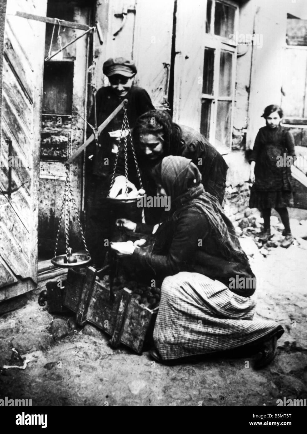 9IS 1915 0 0 A1 10 jüdische Kartoffel Verkäufer 1915 Geschichte des Judentums osteuropäischen Juden jüdische Kaufmann mit Kartoffeln in Wilna Foto c 1915 Stockfoto