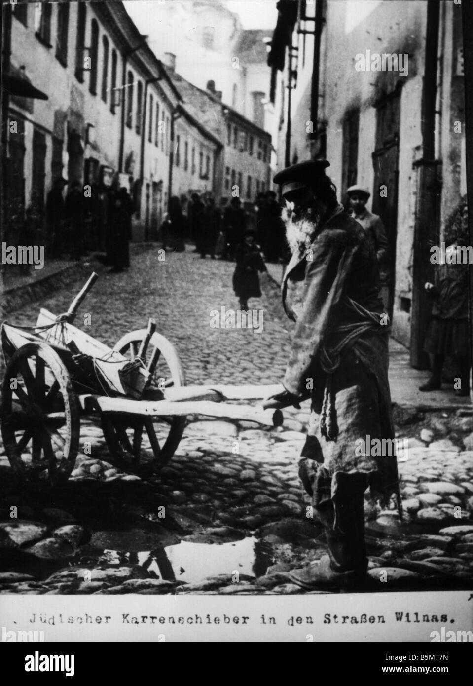 9IS 1915 0 0 A1 4 jüdische Warenkorb Drücker 1915 Geschichte des Judentums osteuropäischen Juden jüdische Warenkorb Stopfer in den Straßen von Wilna Foto c 191 Stockfoto