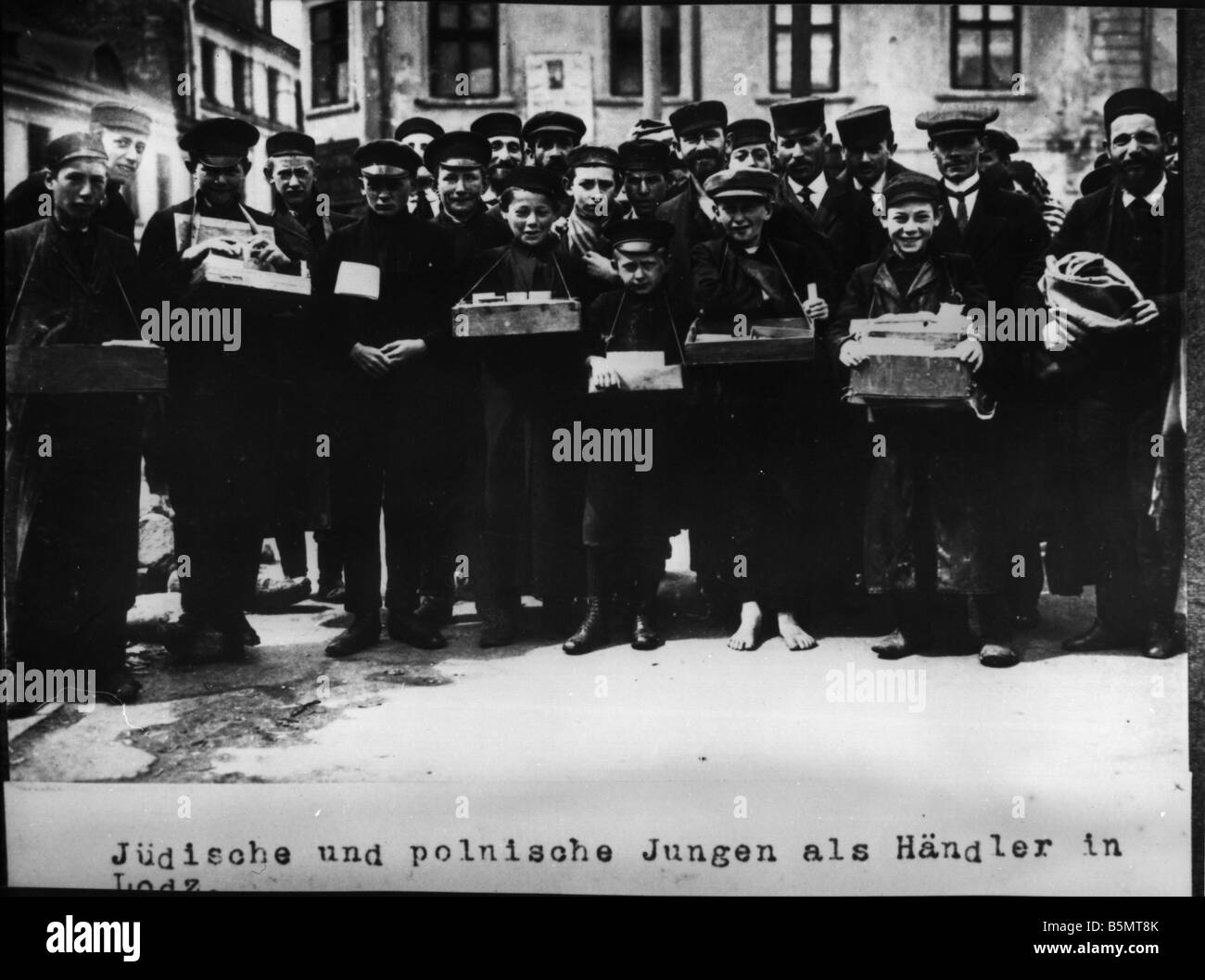 9IS 1915 0 0 A1 51 jüdischen und polnischen Jungen in Lodz Geschichte des Judentums osteuropäischen Juden jüdischen und polnischen Jungen als Verkäufer in Lodz Pho Stockfoto