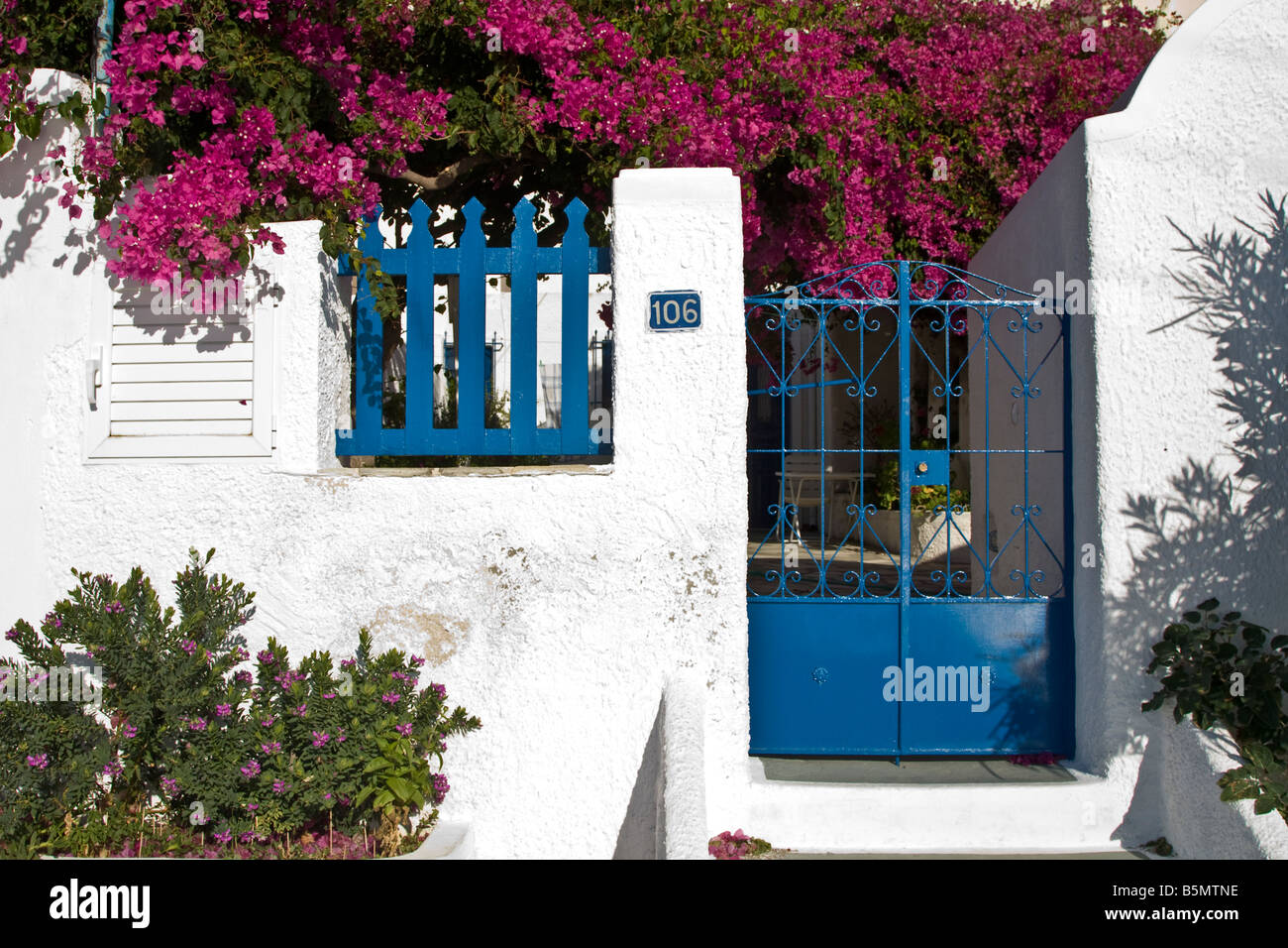 Blaue Tore Imerovigli Santorini Cyclades Griechenland Stockfoto