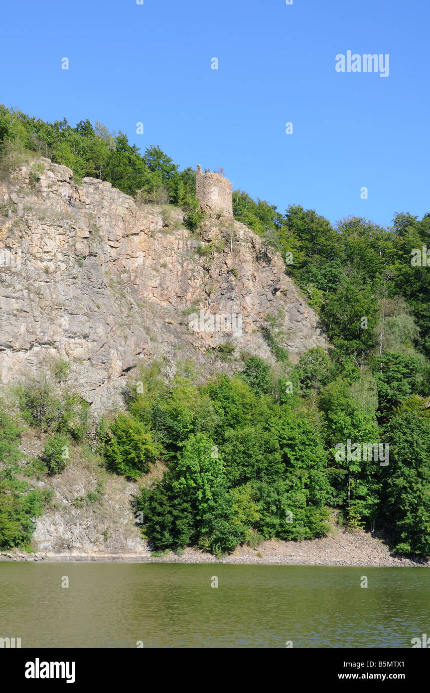 Ruinen der Burg Oheb an den felsigen Ufern des Seč dam in der Tschechischen Republik. Stockfoto