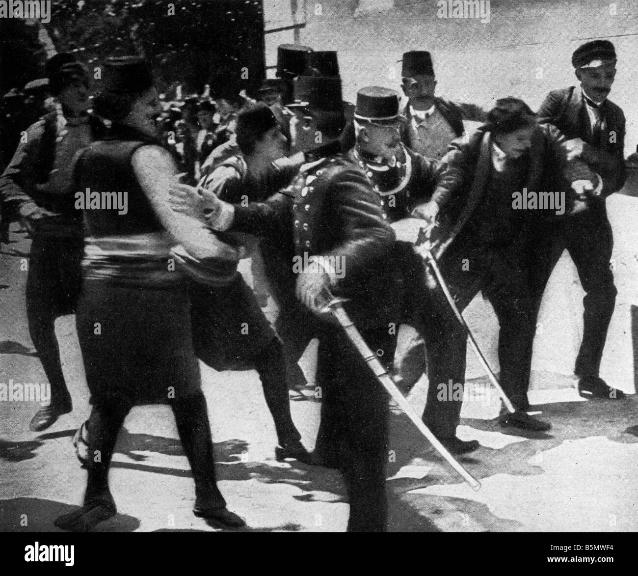 9OE 1914 6 28 A1 3 E WW ich verhaften G Princip Foto 1914 Case History of WW I Ermordung von der österreichisch ungarischen Nachfolger Stockfoto