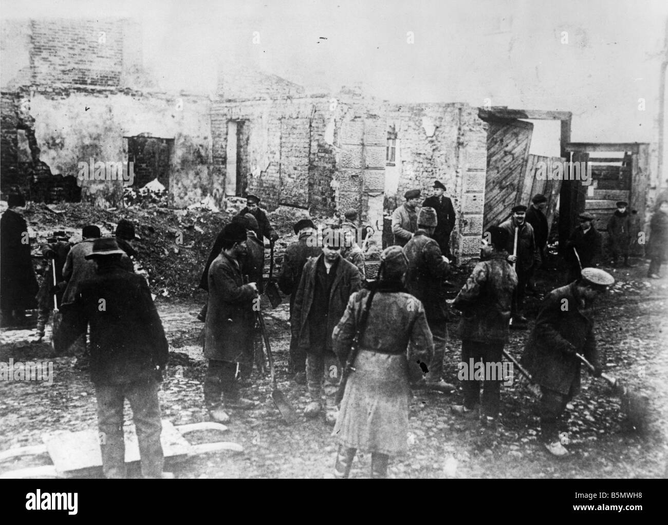 Russische Kriegsgefangene in Polen 1916 Erster Weltkrieg 1914-18 1 polnische russische Krieg arbeitsrechtliche Pflichten von russischen Gefangenen Foto Stockfoto