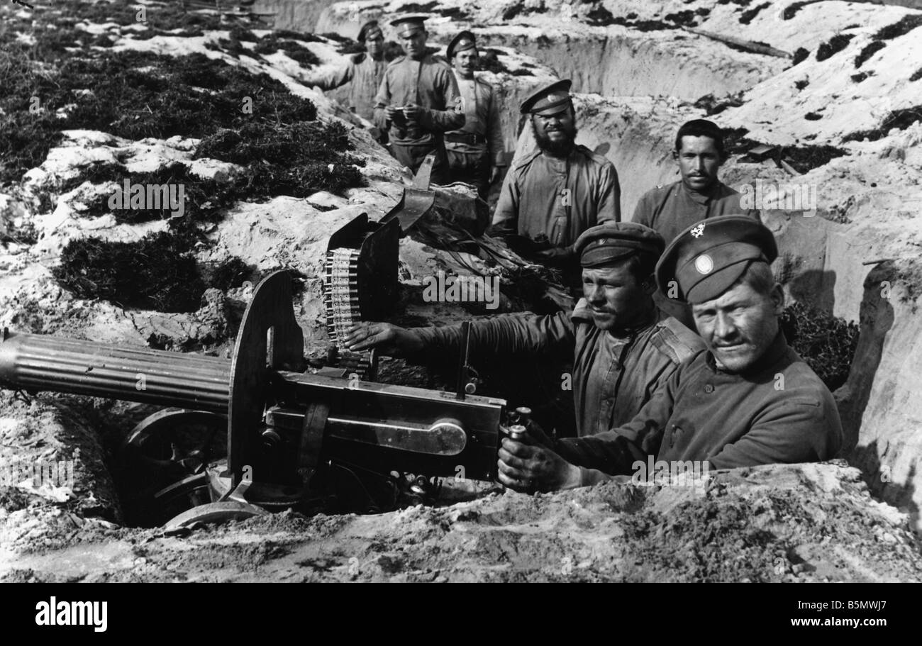 9RD 1915 8 0 A1 E Russen im Graben 1915 Weltkrieg ein Russland Russische position im Bereich Grodno August 1915 Soldaten mit Hea Stockfoto