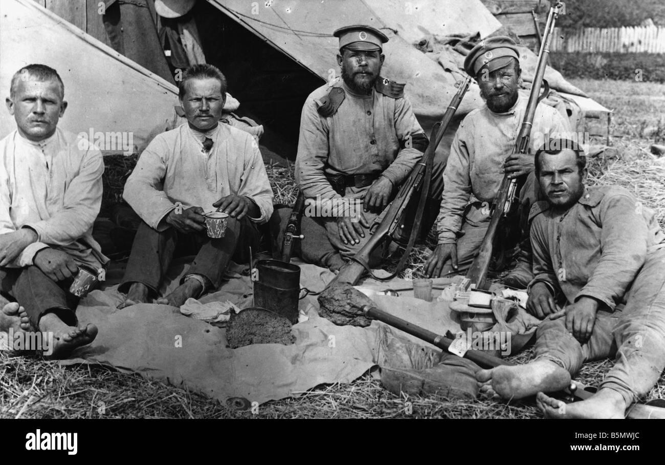 9RD 1915 9 0 A1 E Weltkrieg Soldaten während einer Pause Russland große Krieg russische Soldaten vor ihrem Zelt während einer Pause von Stockfoto