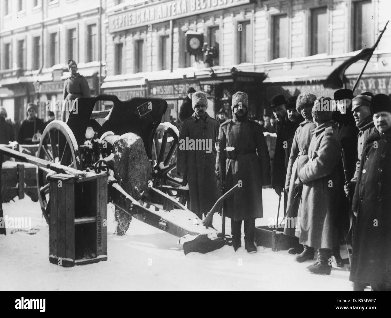 9RD 1917 3 12 A1 5 Februar Revolution Soldiors am Barricad Februar Revolution 12 März 1917 27 Feb alten Stil der Petrogradian Stockfoto