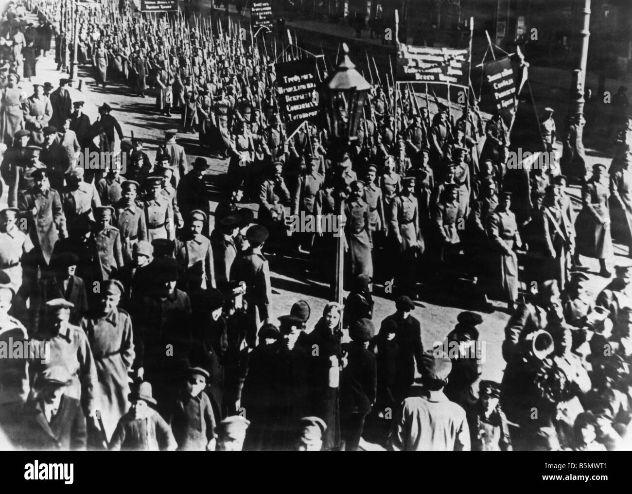 9RD 1917 4 0 A1 Revolution 1917 aufzeigen Soldaten russische Revolution 1917-Demonstration von revolutionären Kräften der das Hotel Petr Stockfoto