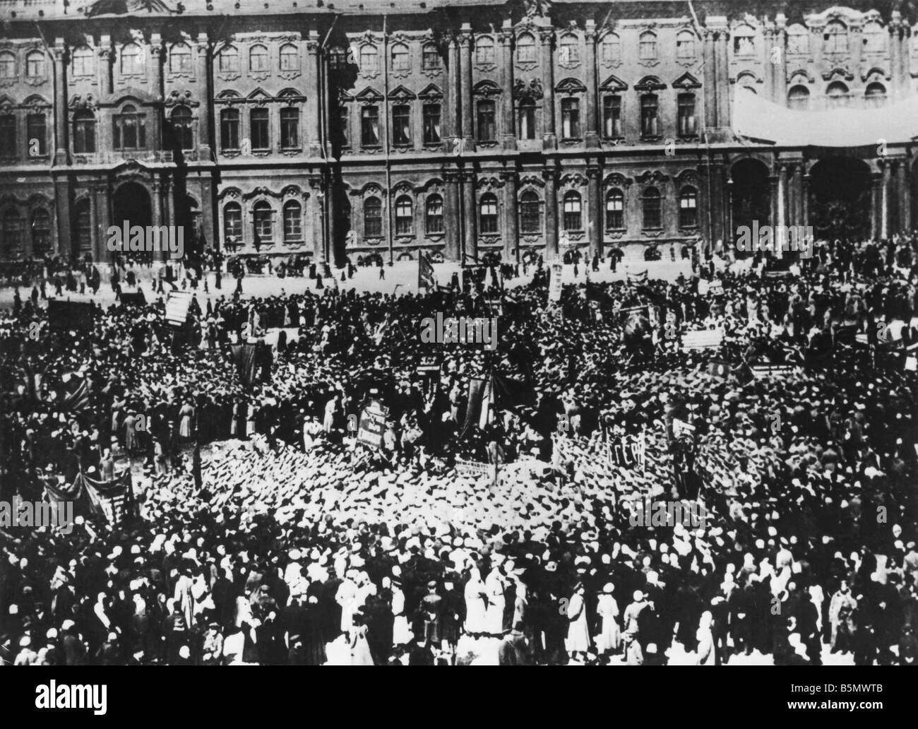 9RD 1917 5 1 A1 1 Maifeiertag Petrograd 1917 Foto Russland 1. Mai 1917 sammeln auf dem Schlossplatz in Petrograd Foto Stockfoto
