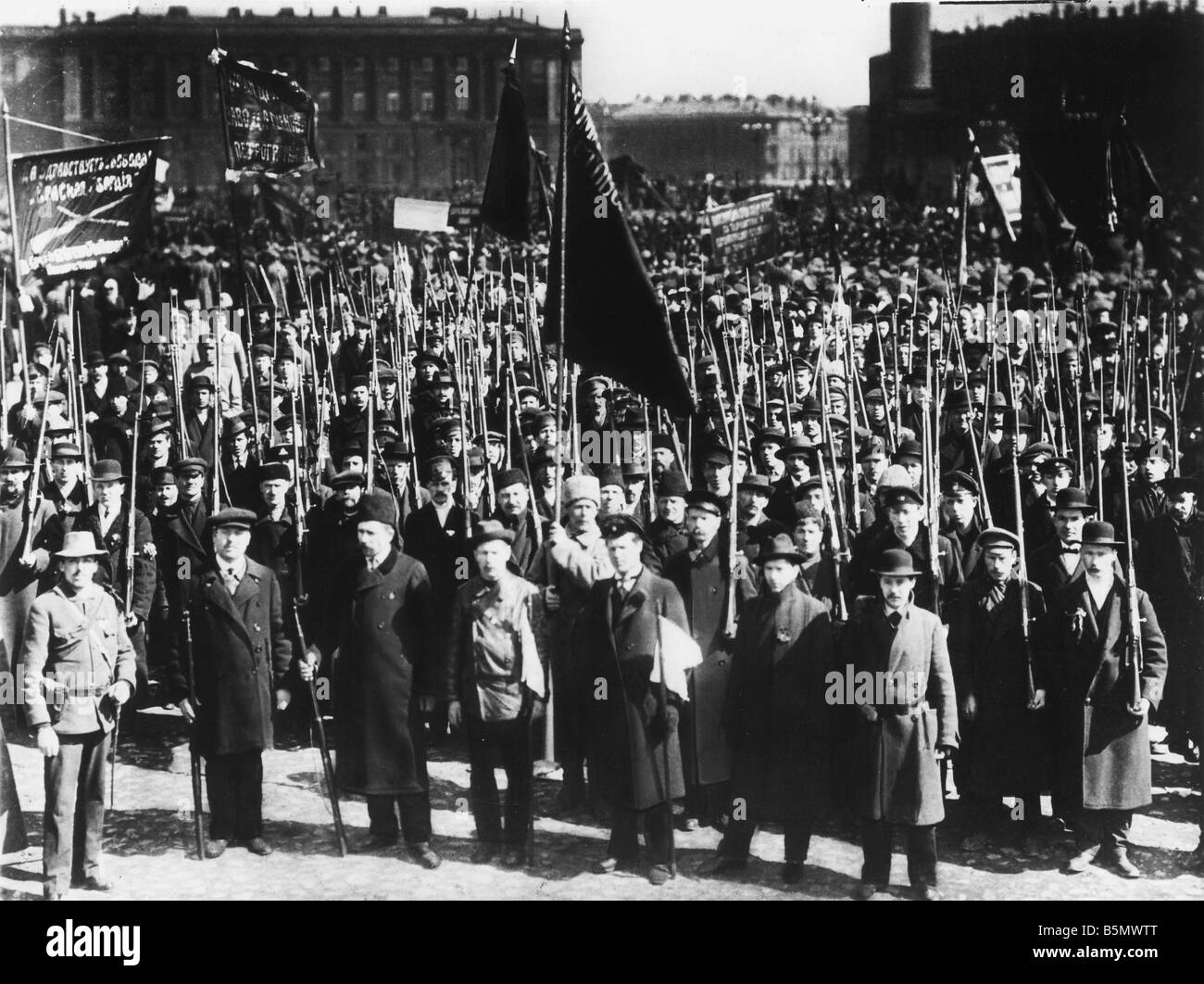 9RD 1917 5 1 A1 Maifeiertag Petrograd 1917 russische Revolution Mai 1917 bewaffnete Arbeiter im Petro Palace Square Grad Foto Stockfoto