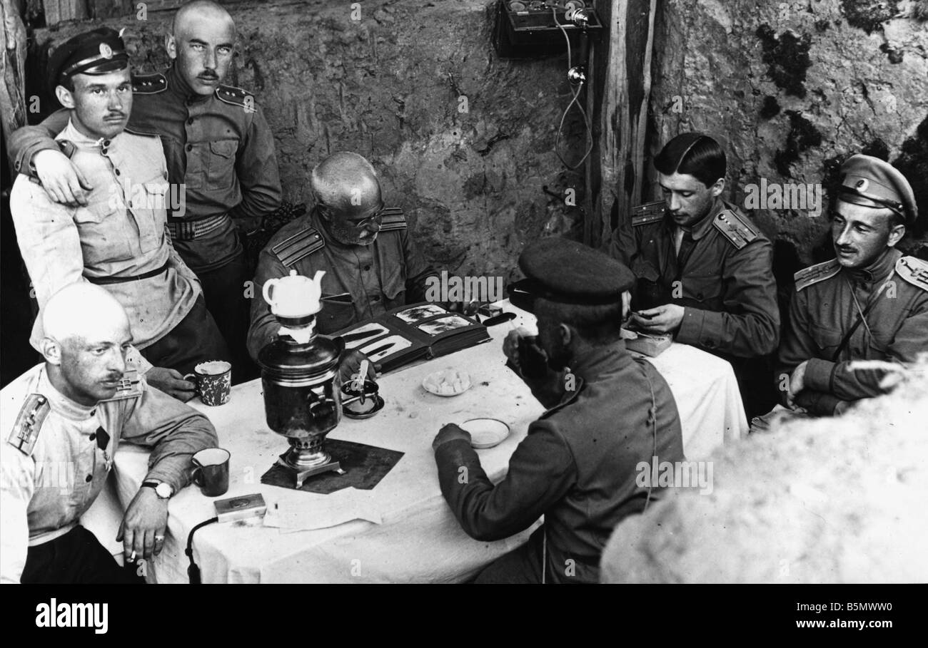 Ersten Weltkrieg Offiziere trinken Tee 1917 Russland große Krieg A Gruppe von Offizieren während einer Pause in Aktion Teetrinken Foto 17 5 1917 Stockfoto