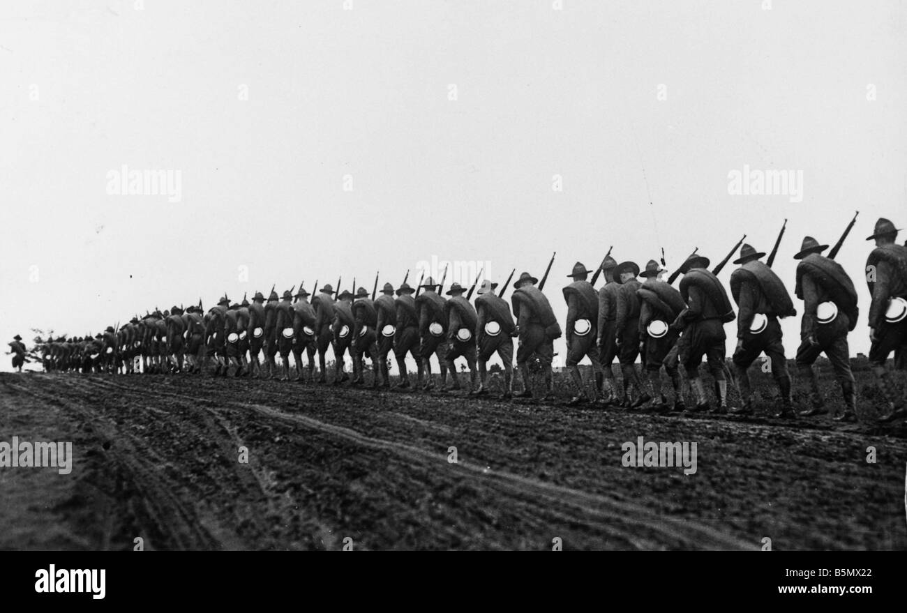 9us 1917 9 5 A1 US-Truppen in einer Linie WWI 1917 Weltkrieg eine USA erklärt Deutschland den Krieg am 6. April 1917 Soldaten von der 27. Divi Stockfoto