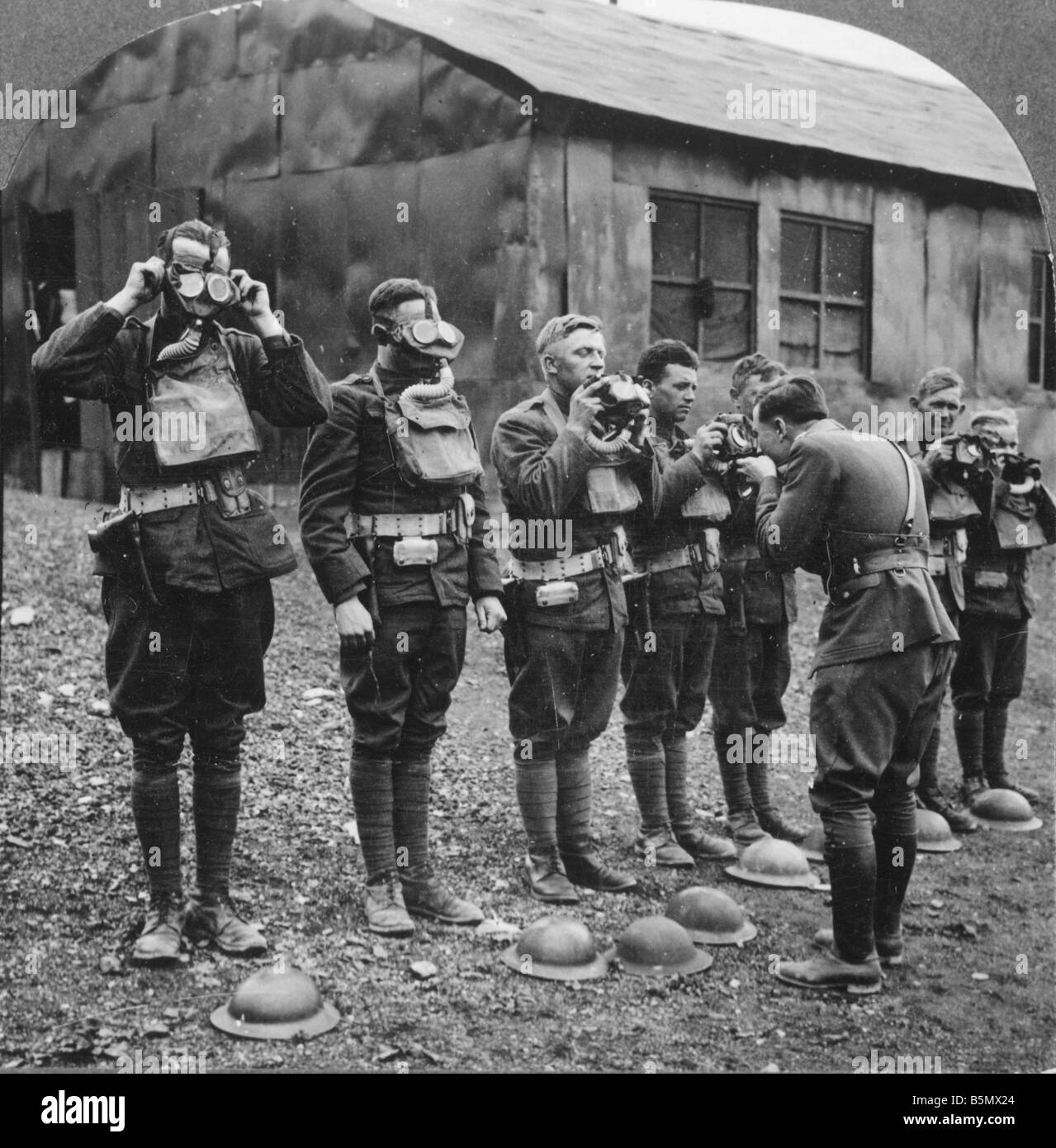 9us 1918 0 0 A3 1 US-Truppen mit Gas Masken 1918 1. Weltkrieg USA 1917 18 unsere jungen in Frankreich lernen, Kor rekt Verwendung Gasmasken Stockfoto