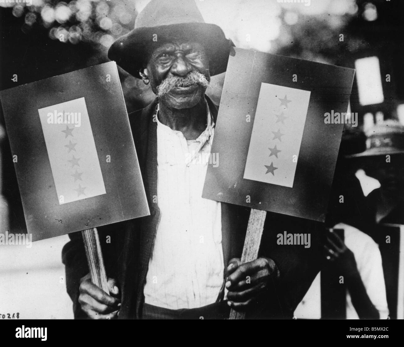9us 1918 0 0 A6 WW1 schwarzer Mann mit 11 Söhne an der Front des 1. Weltkrieges USA 1917-18 die achtzig sieben Jahre alten Ike Sims von Atlanta Stockfoto