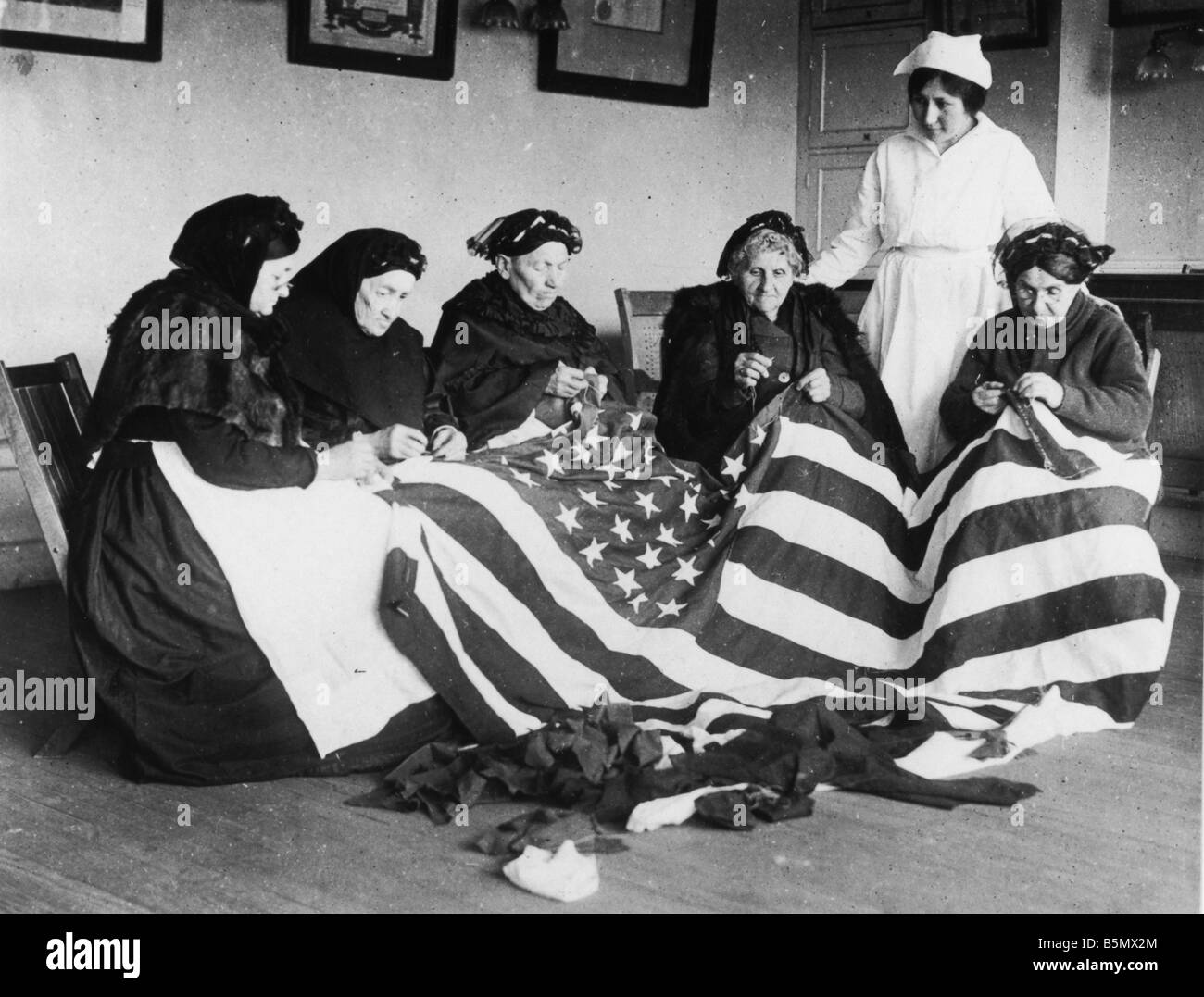 9us 1918 0 0 A8-WW1-Patrioten, die kurz vor uns Flagge 1918 erster Weltkrieg USA 1917 18 Patrioten Bewohner von einem alten Menschen s nach Hause geboren Stockfoto
