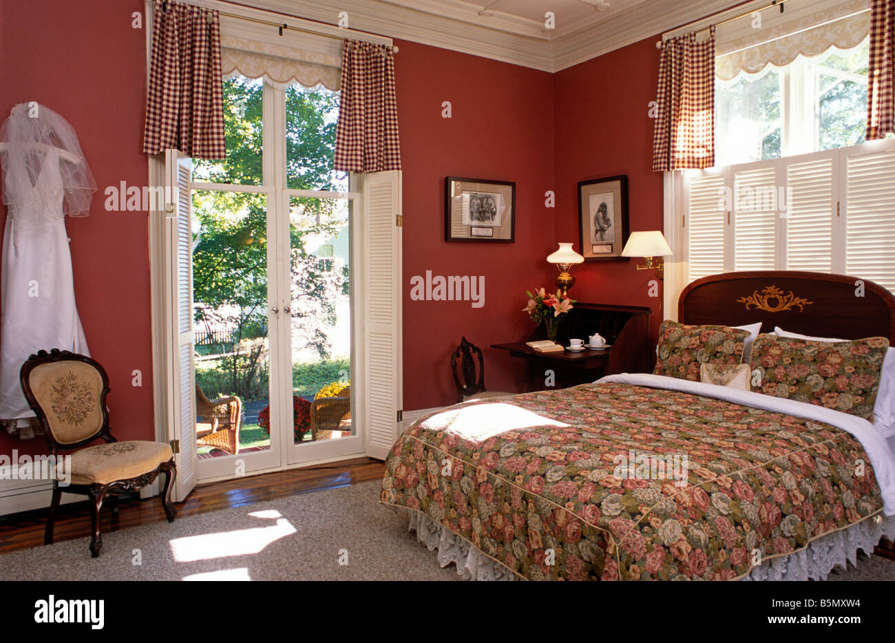 Schlafzimmer in Luxus B & B mit Flügeltüren und privaten Veranda Stockfoto