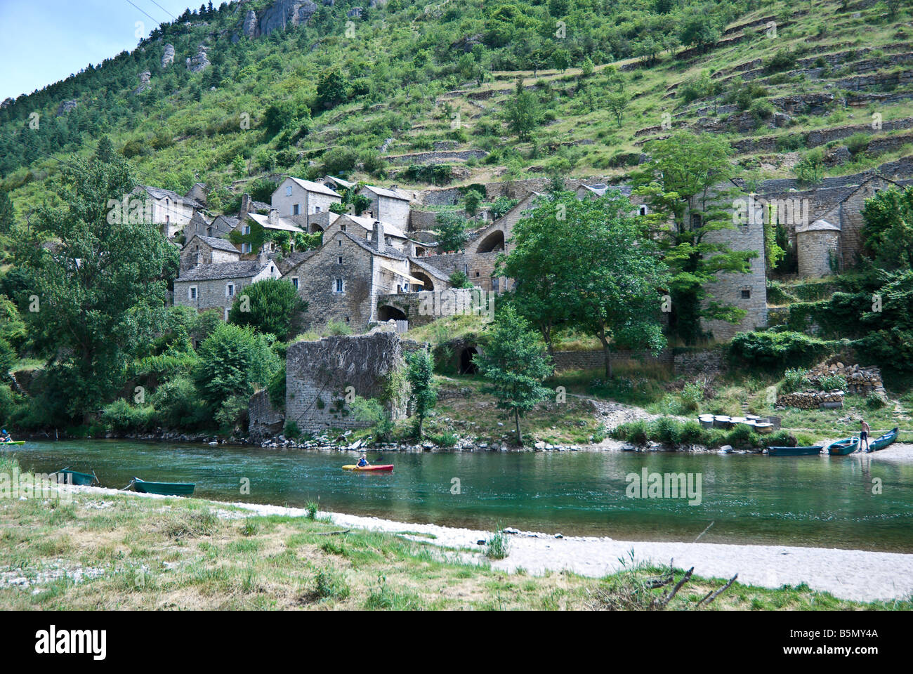 Kanufahren auf dem Tran-Fluss in der Nähe von dem kleinen Dorf Hauterive; Lozere, Languedoc-Roussillon, Frankreich Stockfoto