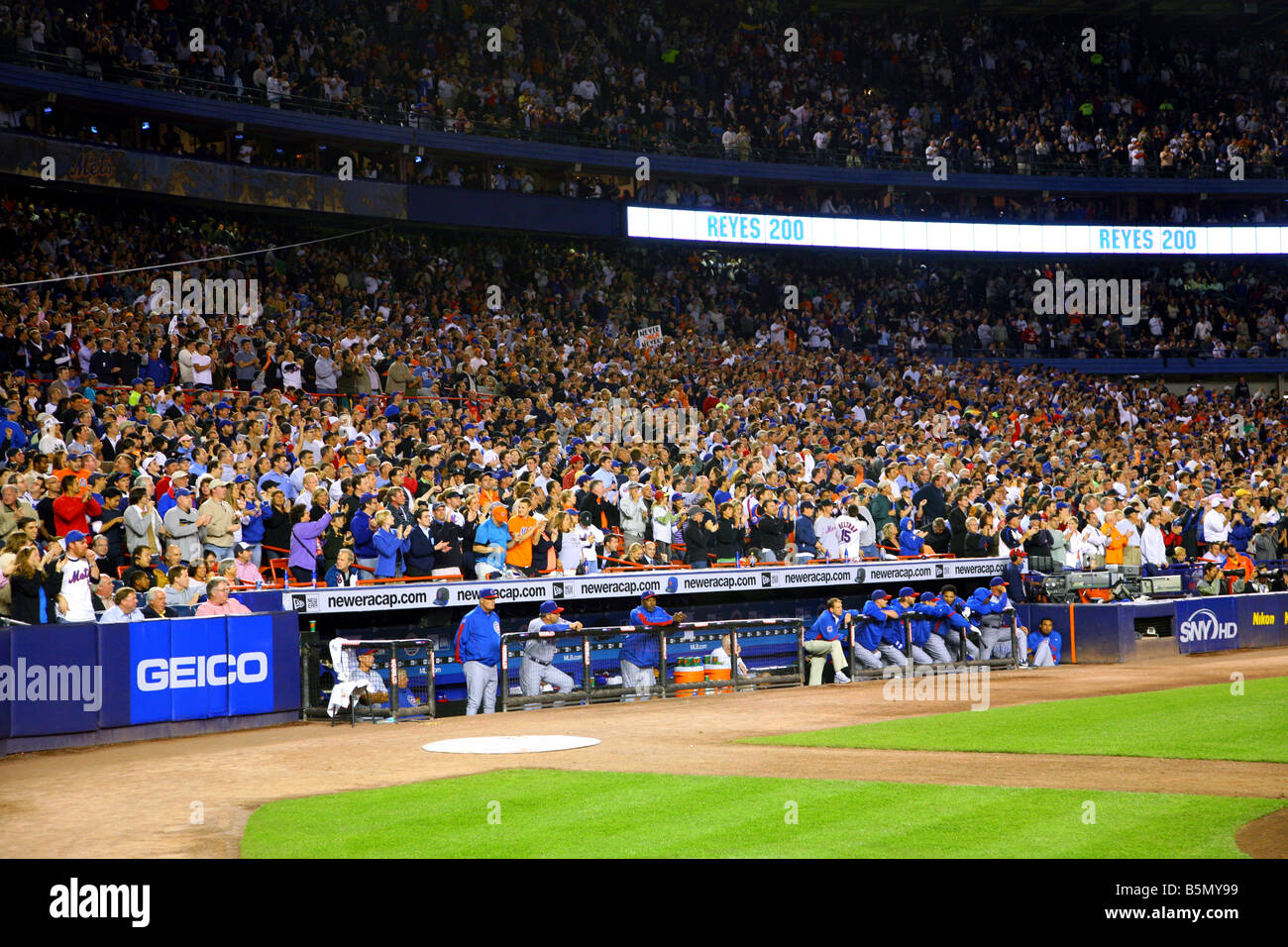 Chicago Cubs Einbaum und Shea Stadium Fans reagieren auf Basis clearing-Triple von New York Mets Shortstop Jose Reyes Stockfoto