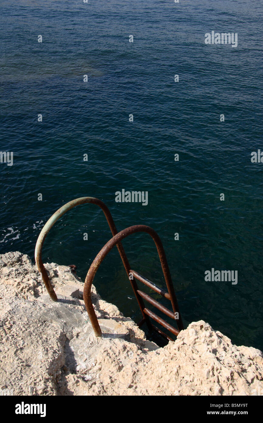 Treppe, die über den Rand. Stockfoto