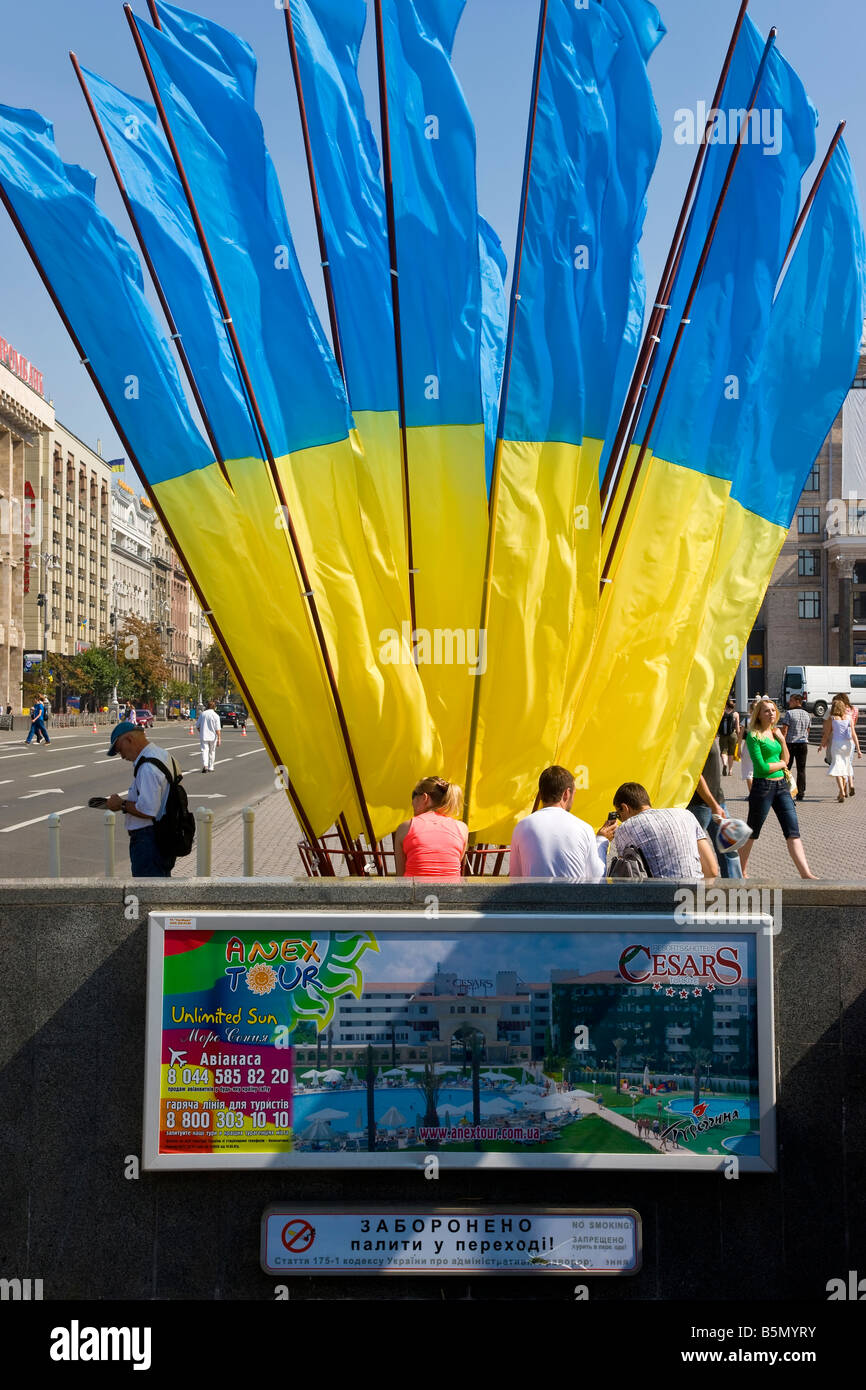 Unabhängigkeitstag, ukrainische nationale Fahnen in Maidan Nezalezhnosti (Unabhängigkeitsplatz), Kiew, Ukraine Stockfoto
