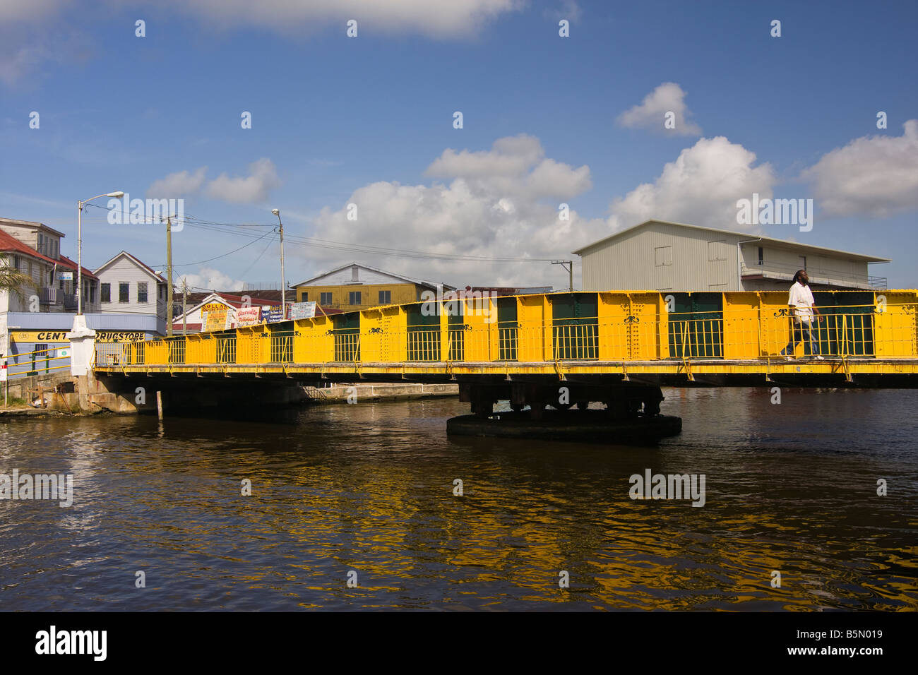 BELIZE CITY, BELIZE die Drehbrücke am Haulover Creek im Zentrum der Innenstadt von Belize City Stockfoto