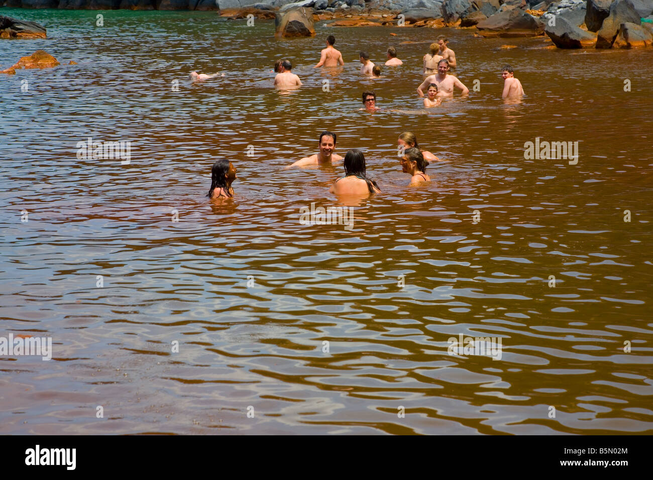 Menschen in den heißen vulkanischen Quellen auf Nea Kameni Insel Santorini Stockfoto