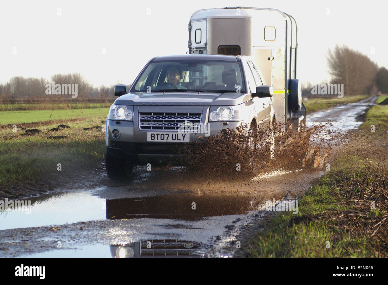 Land Rover Freelander 2 Abschleppen Ifor Williams Pferdeanhänger Stockfoto