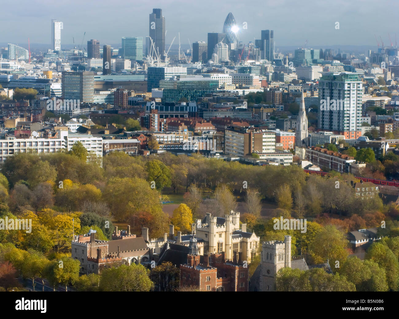 Blick vom Millbank Tower 9 - der City of London, Lambeth Palace im Herbst Stockfoto