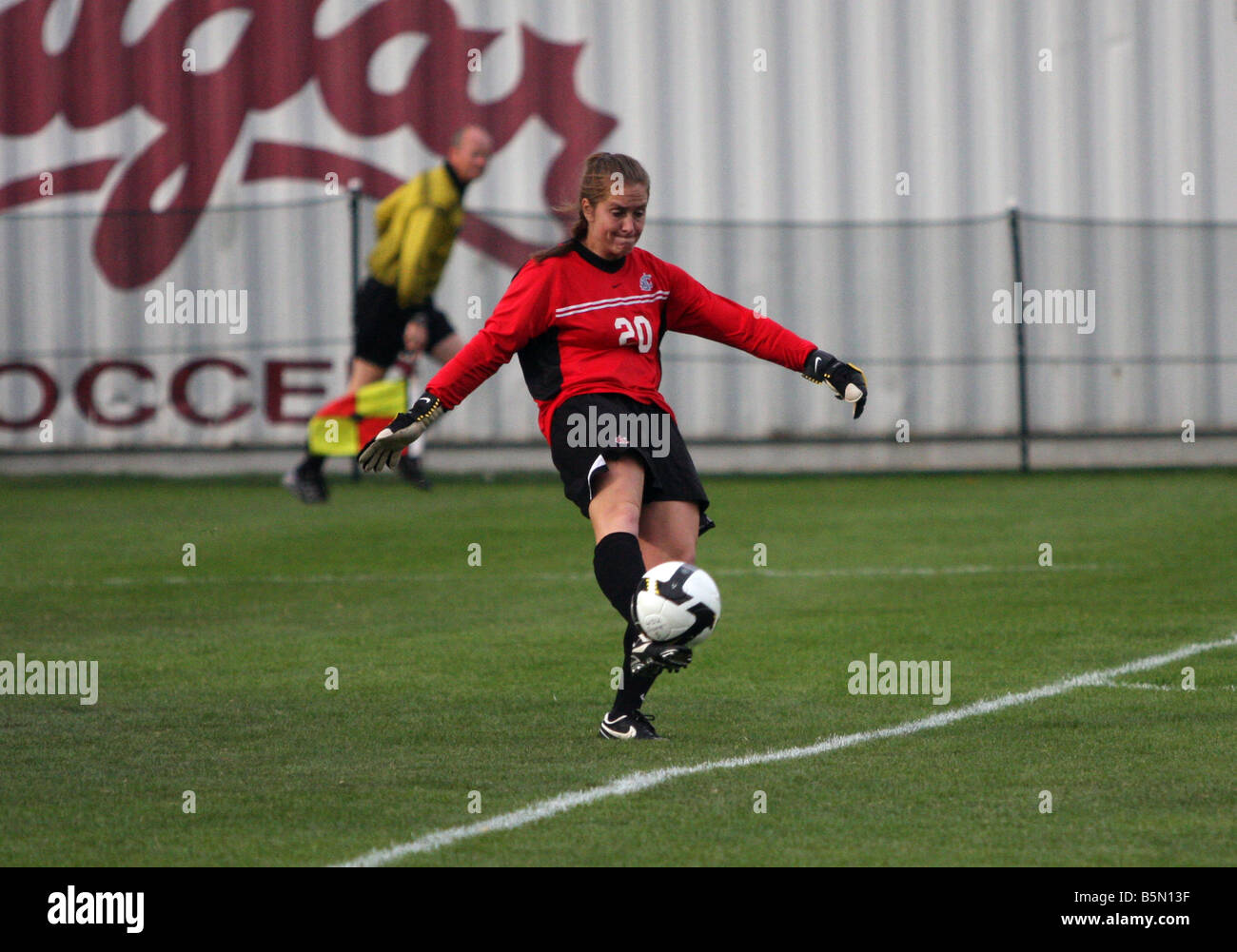 Washington State Frauen Fußball Torwart, Lindsay Parlee, löscht den Ball während eines Matches bei den besuchenden Gonzaga Bulldogs. Stockfoto